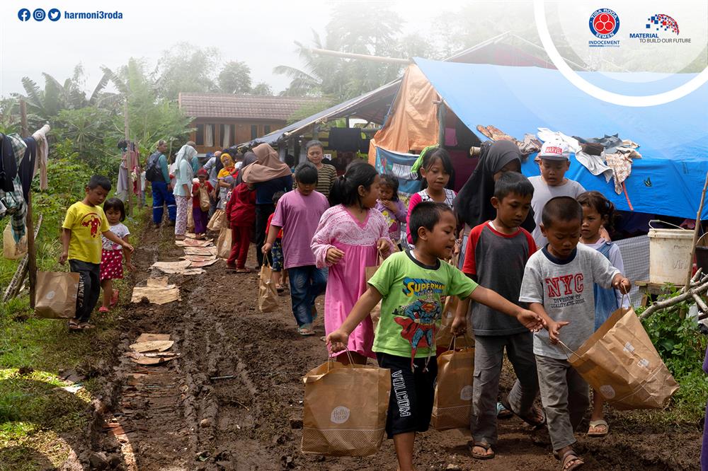 Anak-anak korban gempa Cianjur mendapatkan bantuan dari Indocement